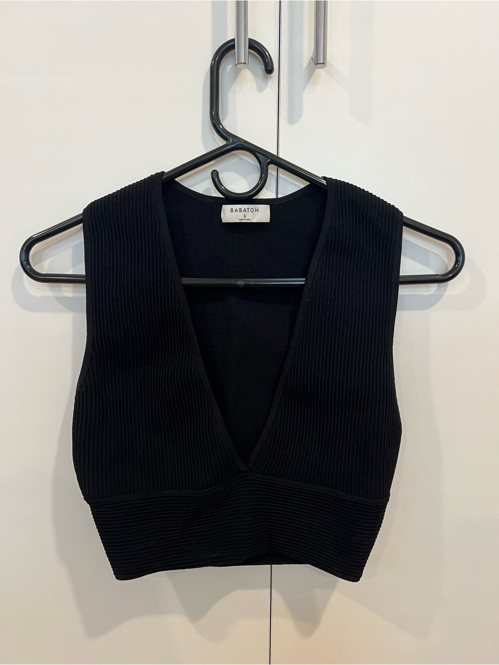 Babaton Black Ribbed V-Neck Cropped Tank